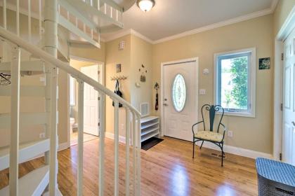 Bright Cape Cod-Style Home - 6 Mi to Topsail! - image 8