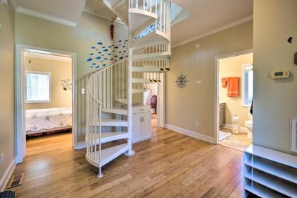 Bright Cape Cod-Style Home - 6 Mi to Topsail! - image 9