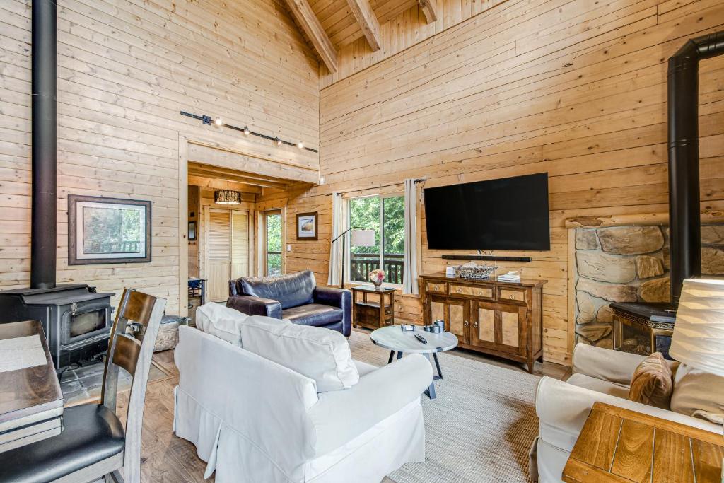 Log Cabin Luxury - image 3