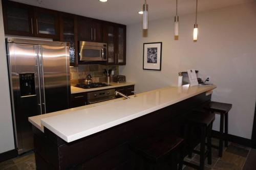 120 Carriage Way #2204 (203154-9418) Condo - image 3