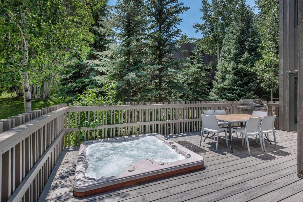 Snowmass 2 Bedroom private outdoor hot tub - image 3