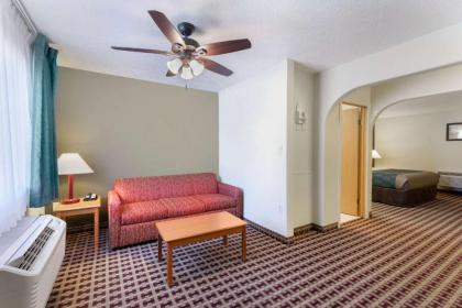 Econolodge Inn & Suites - image 13