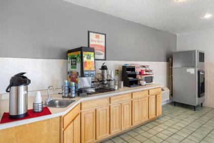 Econolodge Inn & Suites - image 15