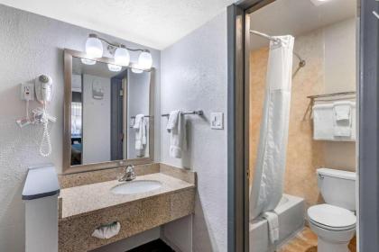 Econolodge Inn & Suites - image 3