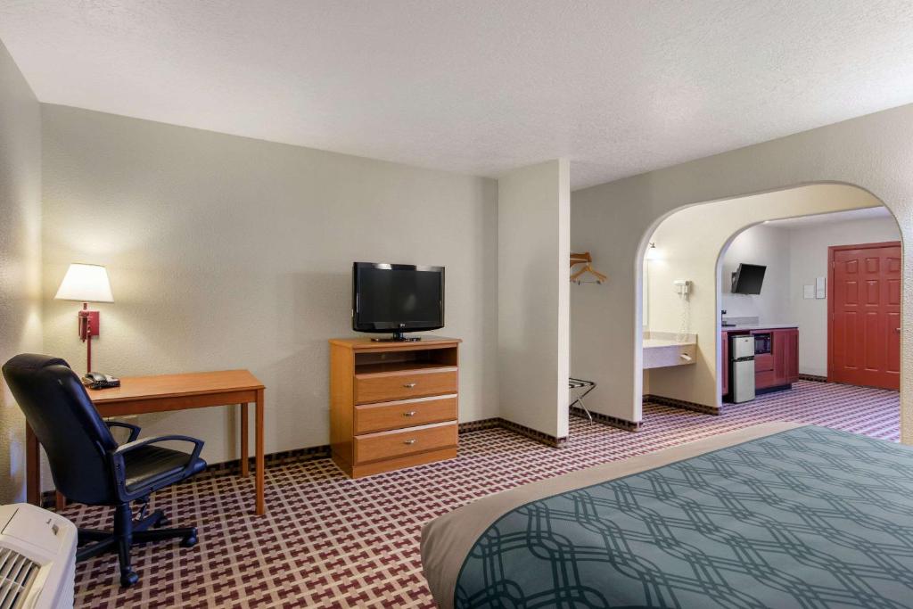 Econolodge Inn & Suites - image 5