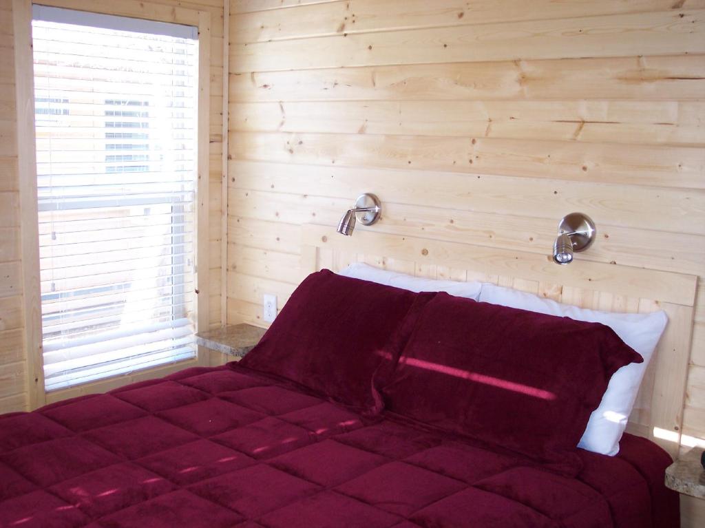 Snowflower Camping Resort Wheelchair Accessible Cottage 8 - main image