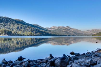 Cozy Mountain Escape in the Sierras - image 13