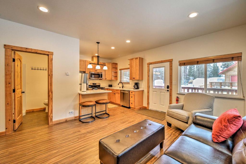 Modern Soldotna Townhome - Walk to The Kenai River - image 3