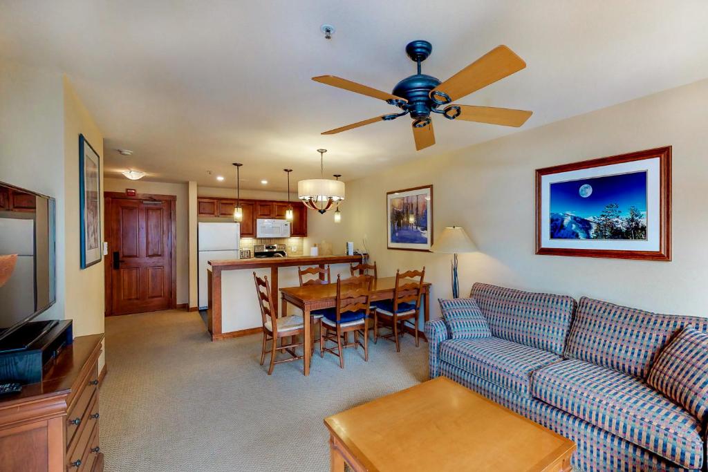 Powderhorn Lodge 413: Woodland Star Suite - image 2