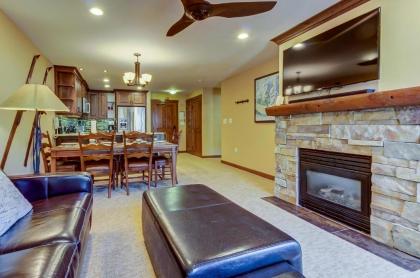 Powderhorn Lodge 408: Rustic Mountain Suite - image 4