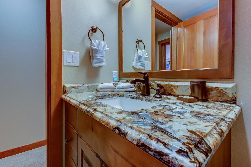 Powderhorn Lodge 408: Rustic Mountain Suite - image 6