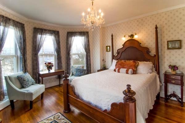 Solomons Victorian Inn - image 2