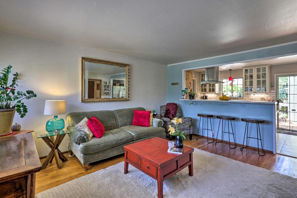 Dog-Friendly Wine Country Retreat Less Than 2 Mi to Plaza! - image 3