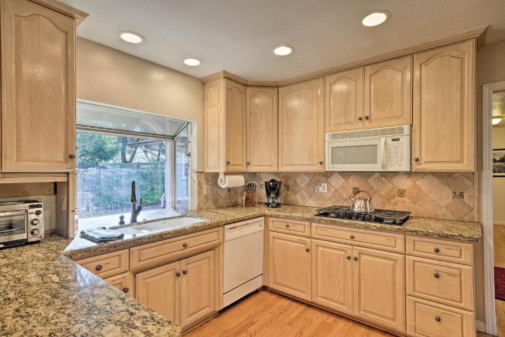 Bright Gold Country Home Pool Deck and Hot Tub! - image 2