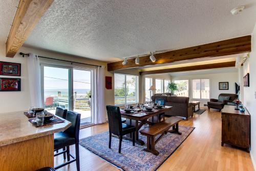 Newport's Cypress Oceanview Home - image 4
