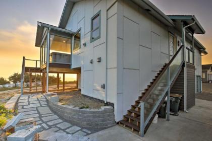 Oceanfront Home with Hot Tub and Sauna 8 Mi to Newport - image 14