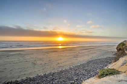 Oceanfront Home with Hot Tub and Sauna 8 Mi to Newport - image 2