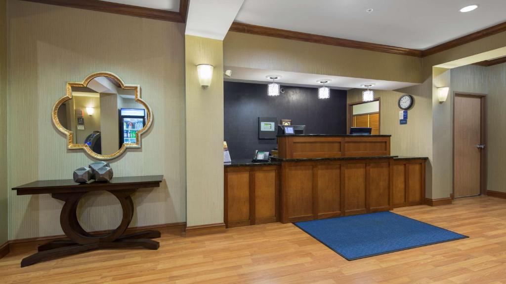 Best Western Legacy Inn & Suites Beloit/South Beloit - image 3