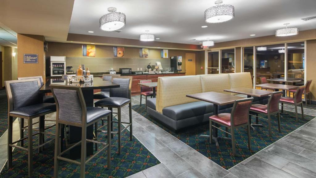 Best Western Legacy Inn & Suites Beloit/South Beloit - image 4