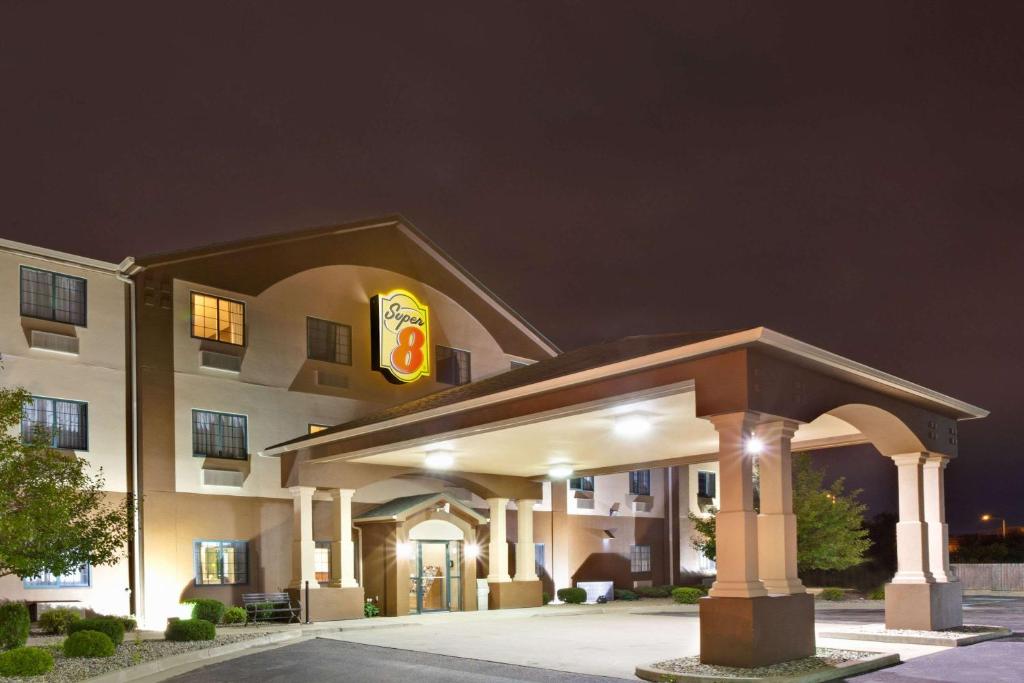 Super 8 by Wyndham South Bend - main image