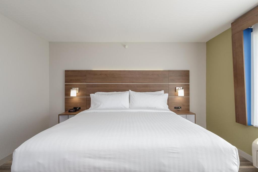 Holiday Inn Express & Suites - South Bend - Notre Dame Univ. - image 6