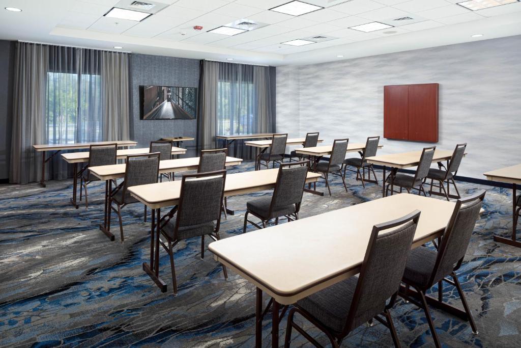 Fairfield Inn and Suites by Marriott South Boston - image 7