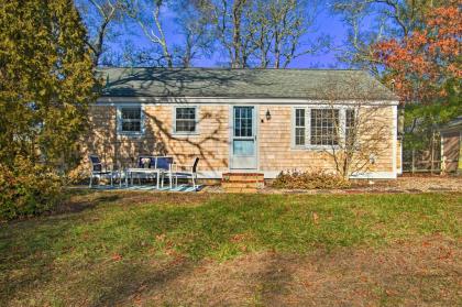 Charming Cape Cottage with Patio 4 Mi to Beach