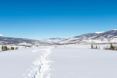 Foothills Lodge and Cabins - image 2