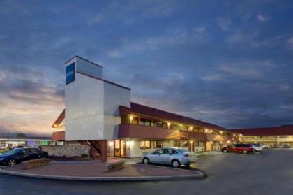 Travelodge by Wyndham South Holland - image 2