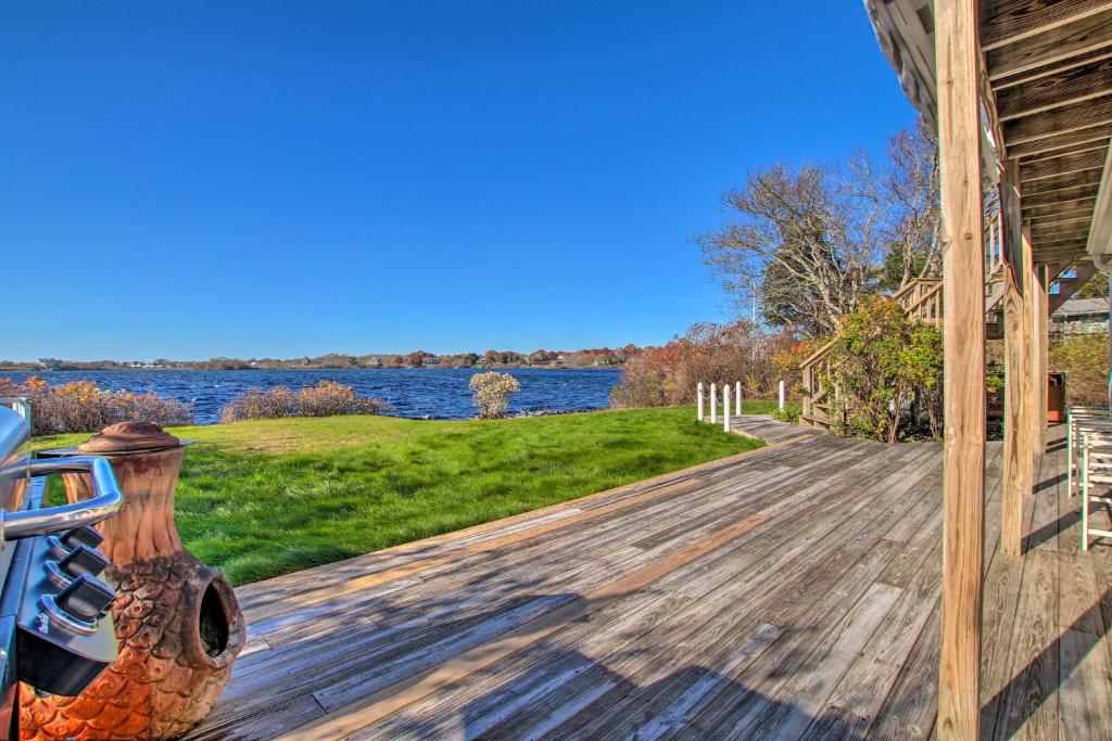 Home on Greenhill Pond with Panoramic Views and 3 Decks - image 4