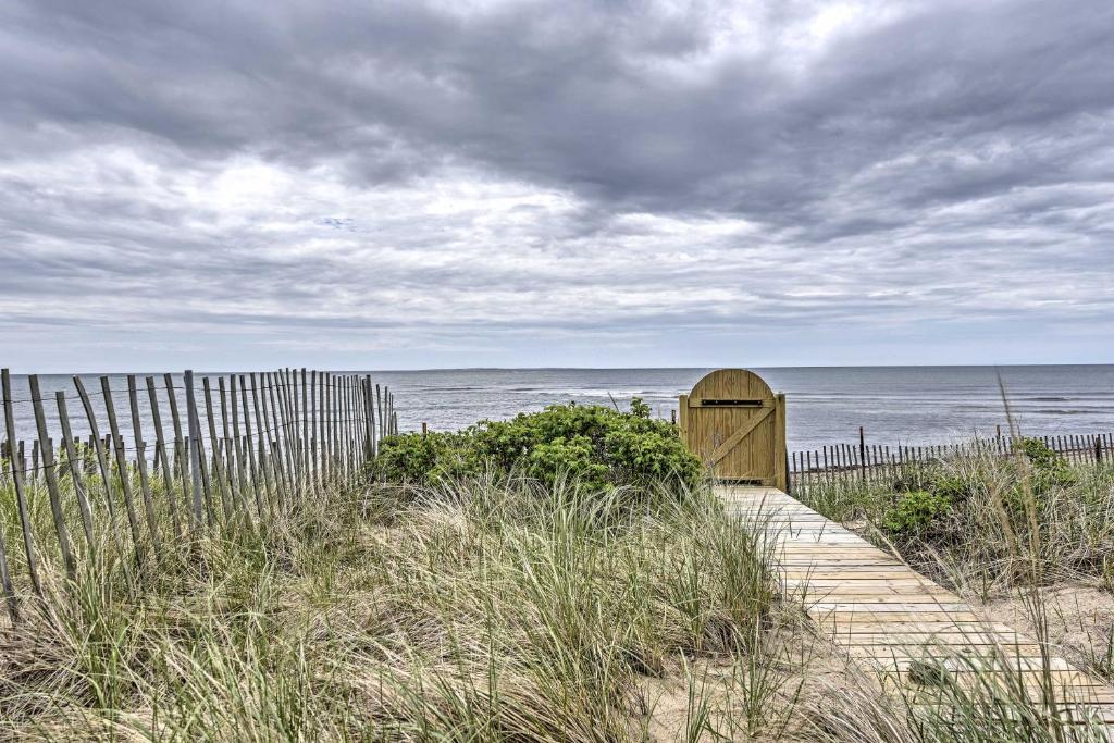 Peaceful Cottage with Grill - Steps to Matunuck Beach - image 3