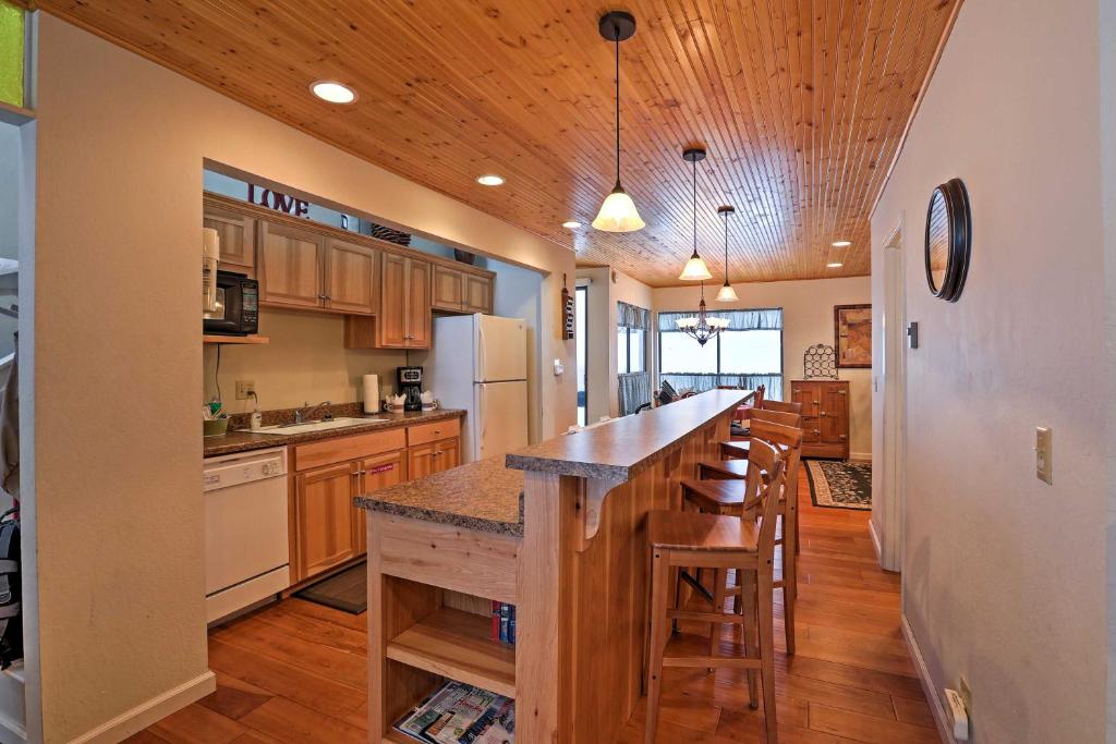 Lake Tahoe Mountain Condo Less Than 2 Mi to Nevada Beach! - image 7