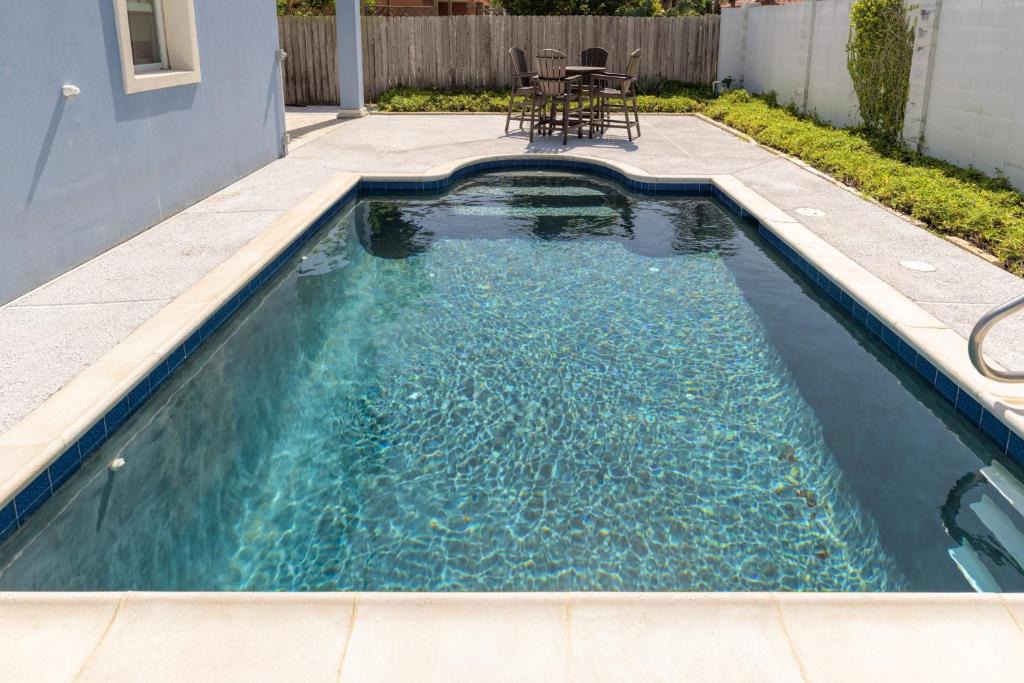 Capricorn - 3 Bedrooms Condo with Private Pool easy walk to the beach Sleeps 6 - image 3