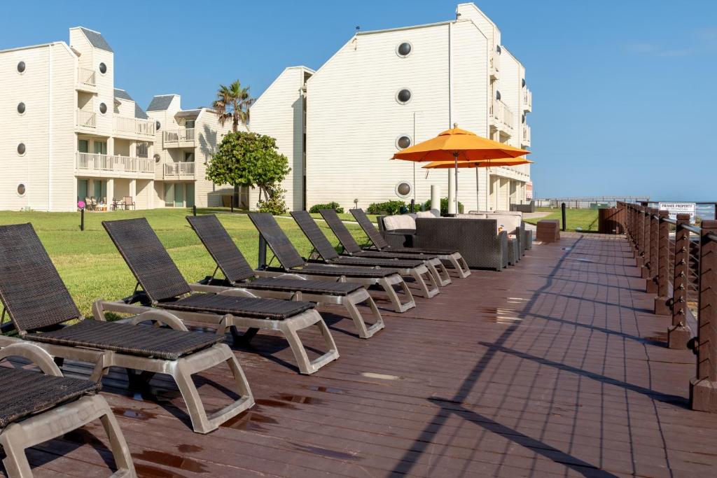 Hear the waves! 3 beachfront balconies Beautiful and fully equipped condo - image 3