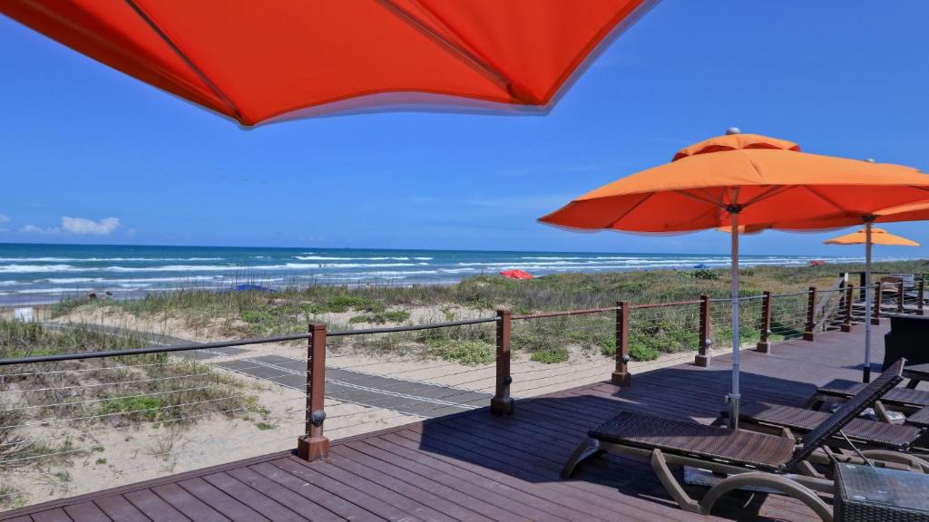 A view so blue that water and the sky are almost one! Beachfront resort - image 4