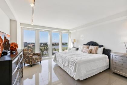 Stunning Bayview! Large condo in beachfront resort with shared pools and jacuzzi - image 1