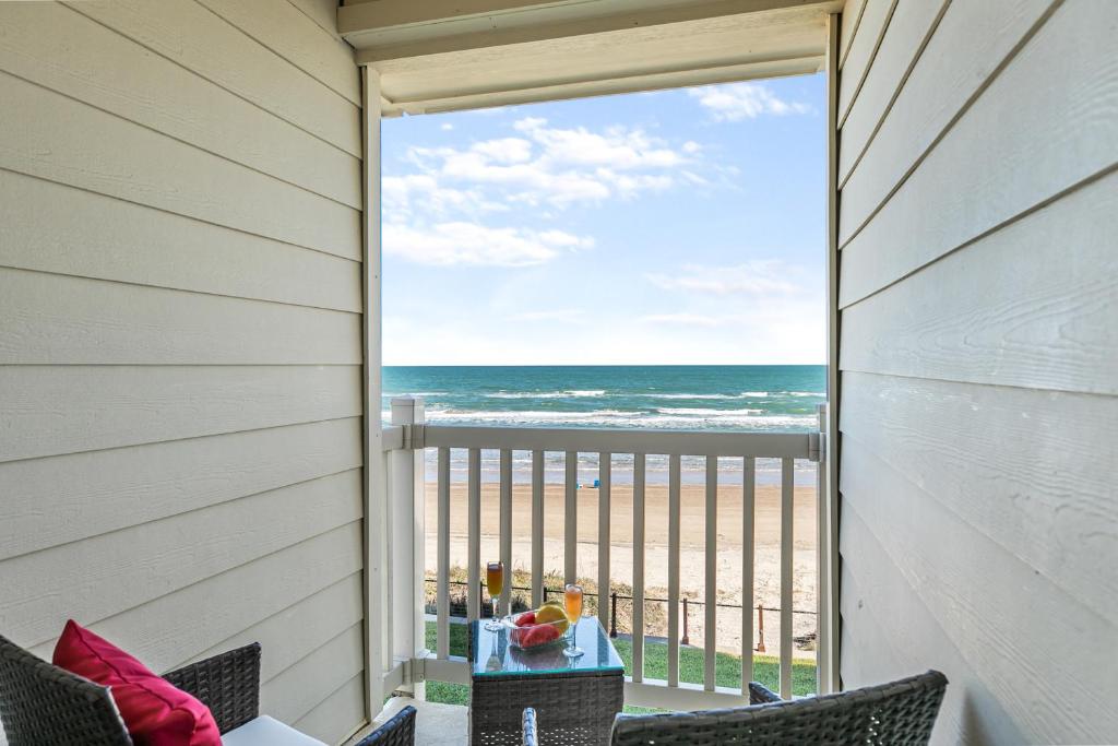 Beachfront beauty! 3 balconies with perfect views Comfortable condo - image 2