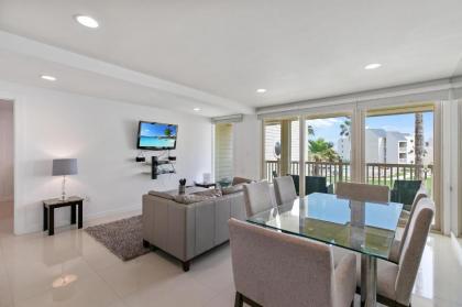 Amazing beachfront condo! enjoy with great views of beach and pool from balcony - image 1