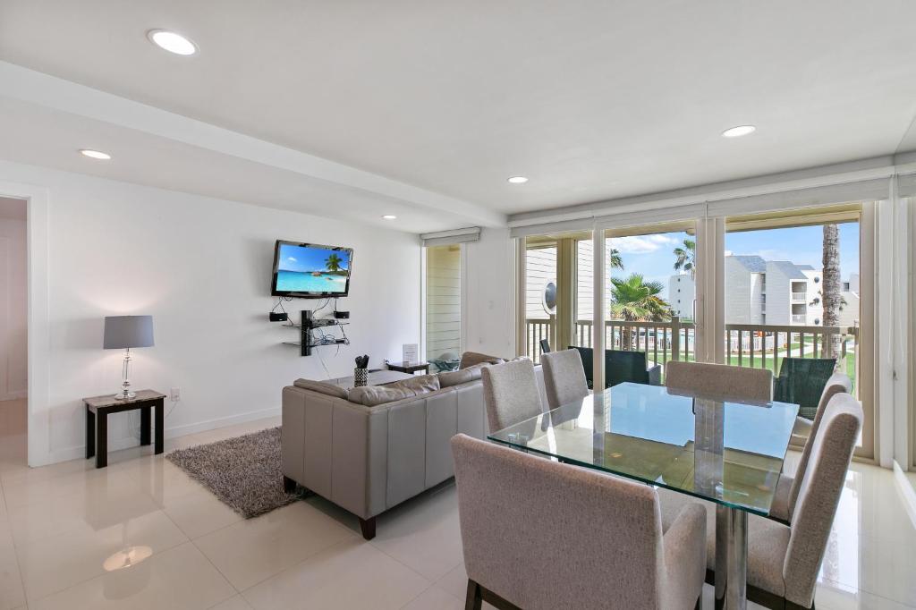 Amazing beachfront condo! enjoy with great views of beach and pool from balcony - main image