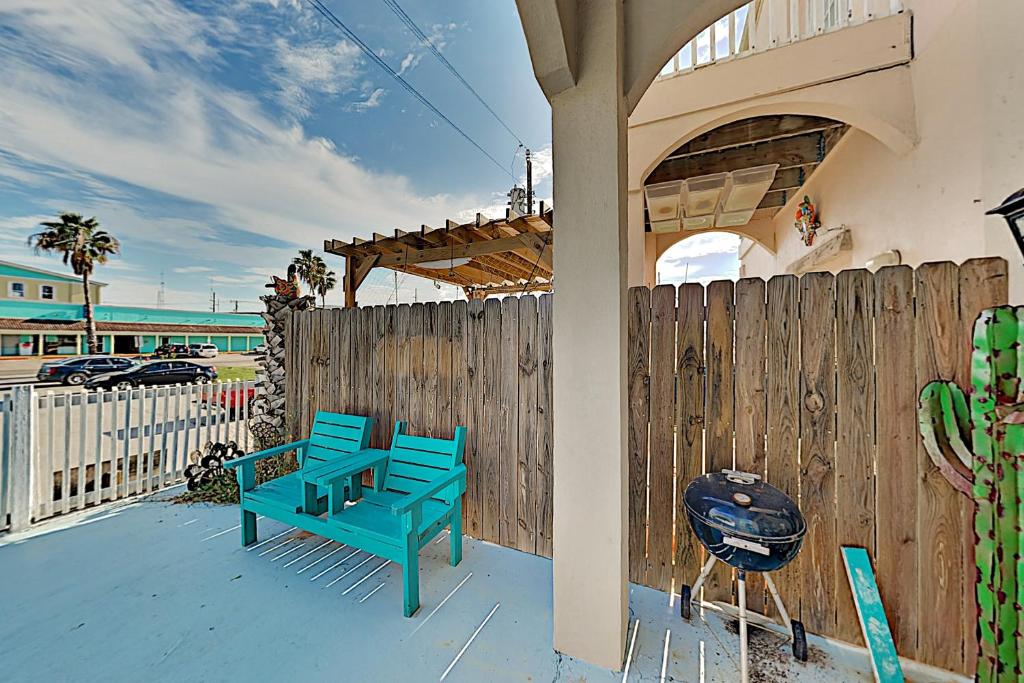 All-Suite Swordfish Retreat - 1 Block to Beach Duplex - image 2