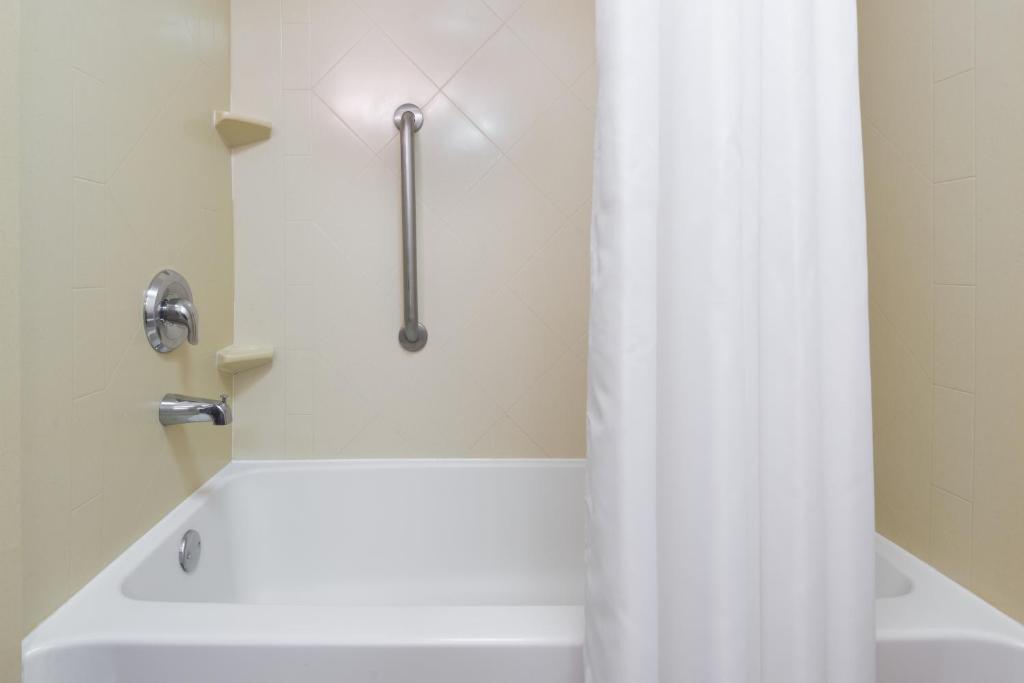 Hampton Inn South Plainfield-Piscataway - image 5