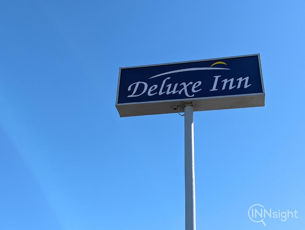 Deluxe Inn - image 2