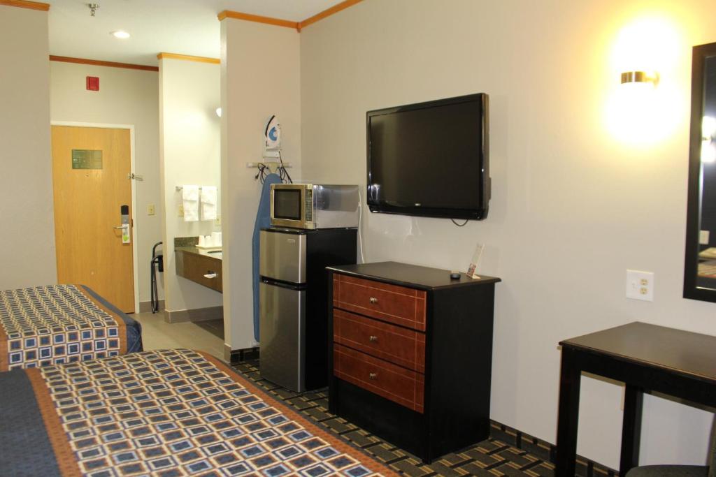 Home Gate Inn & Suites - image 5