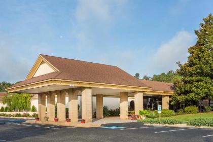 Days Inn & Conf Center by Wyndham Southern Pines Pinehurst - image 7