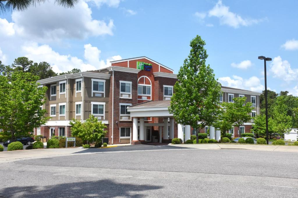 Holiday Inn Express & Suites Southern Pines-Pinehurst Area an IHG Hotel - main image