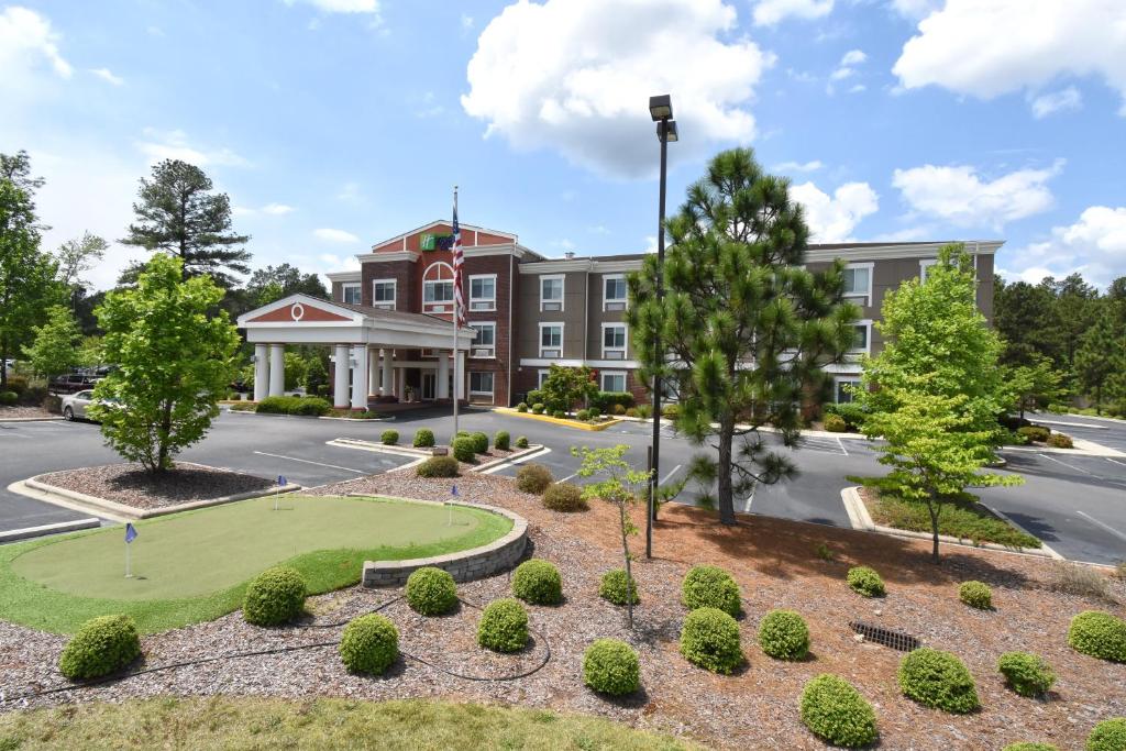 Holiday Inn Express & Suites Southern Pines-Pinehurst Area an IHG Hotel - image 2