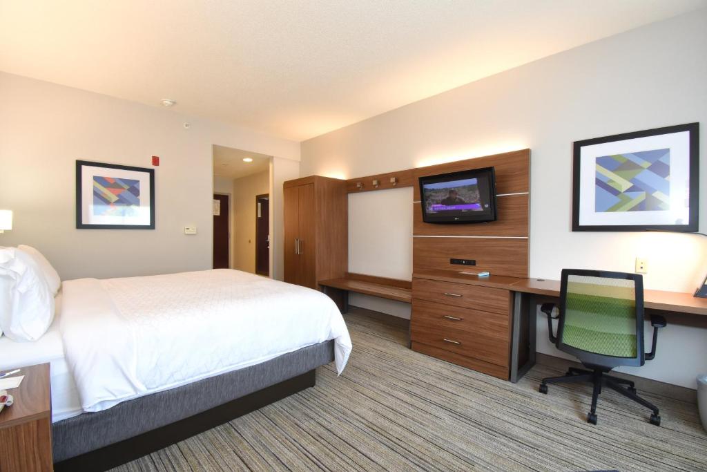 Holiday Inn Express & Suites Southern Pines-Pinehurst Area an IHG Hotel - image 4