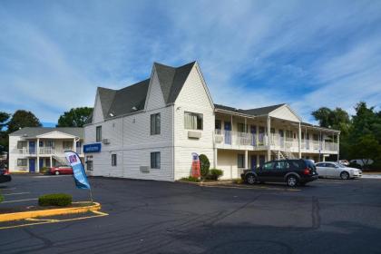 Motel 6-Southington CT - Hartford - image 11