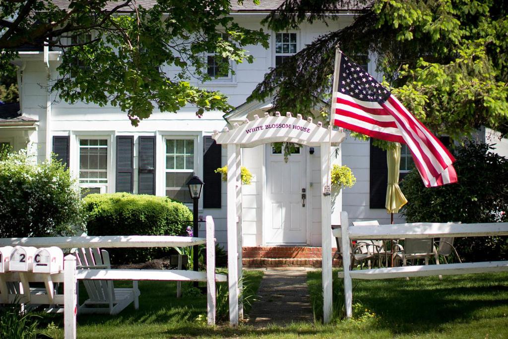 Historic White Blossom House - main image