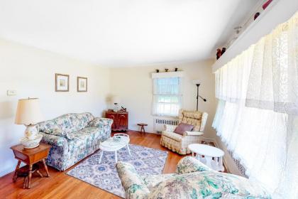 Classic Southold Country Charmer - image 1